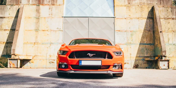 Zkroťte 900 koní: jízda ve Fordu Mustang GT Roush či pronájem až na 24 hodin