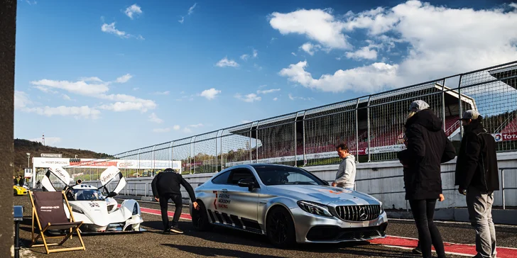 Na okruhu v supersportu AMG C63 Clubsport: 1–9 kol s rallye závodníkem Martinem Semerádem