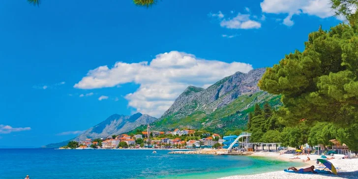 Letní dovolená na Makarské riviéře: hotel u pláže a s polopenzí, dítě do 11,9 let zdarma
