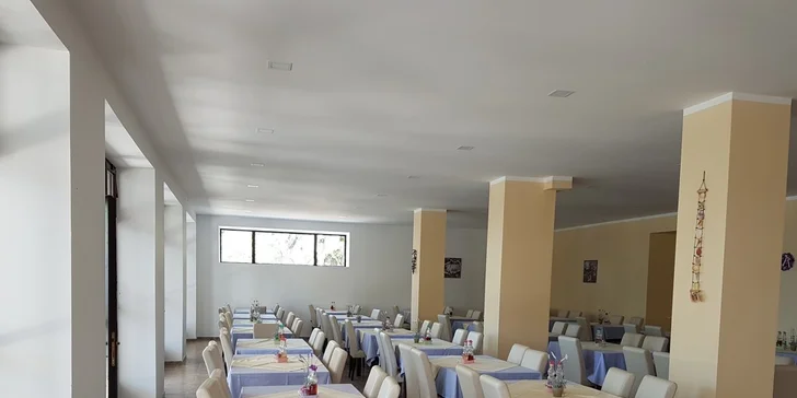 Letní dovolená na Makarské riviéře: hotel u pláže a s polopenzí, dítě do 11,9 let zdarma