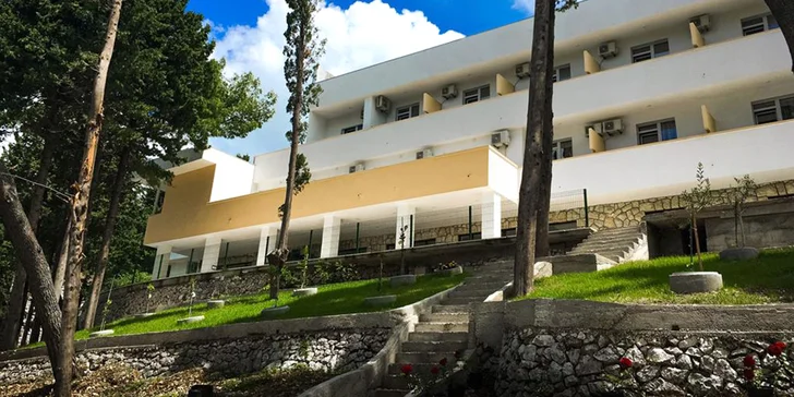 Letní dovolená na Makarské riviéře: hotel u pláže a s polopenzí, dítě do 11,9 let zdarma