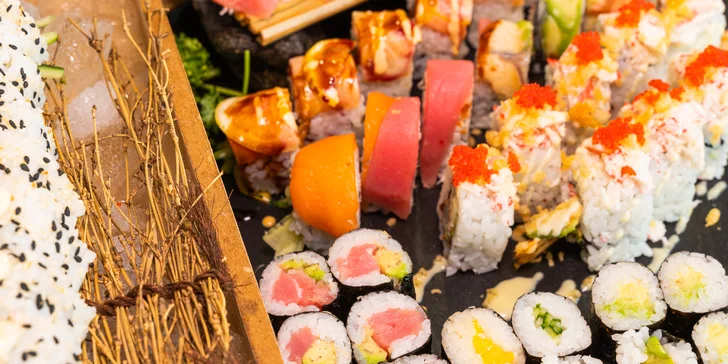 Pestré sushi sety u Stodolní: 24–70 rolek s rybami i zeleninou