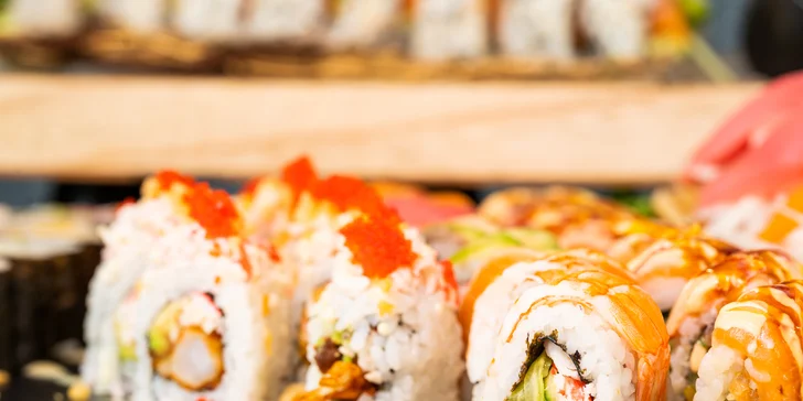 Pestré sushi sety u Stodolní: 24–70 rolek s rybami i zeleninou