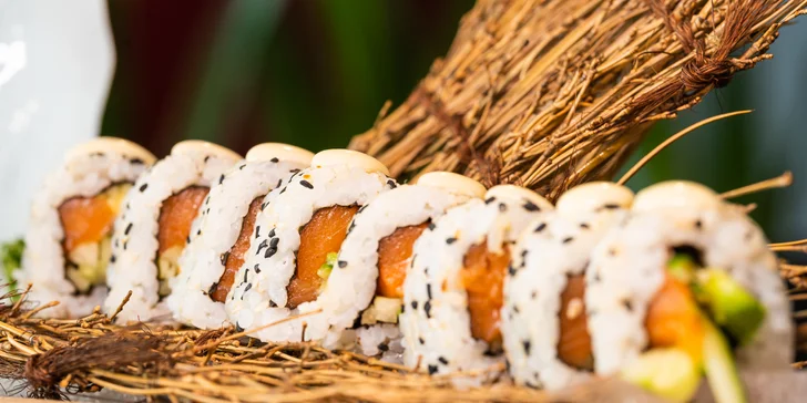 Pestré sushi sety u Stodolní: 24–70 rolek s rybami i zeleninou