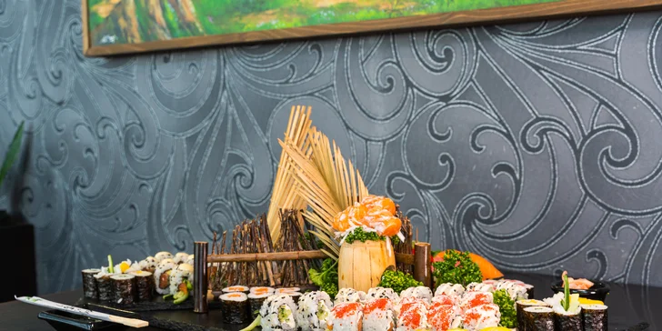 Pestré sushi sety u Stodolní: 24–70 rolek s rybami i zeleninou