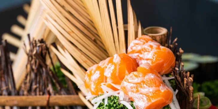 Pestré sushi sety u Stodolní: 24–70 rolek s rybami i zeleninou