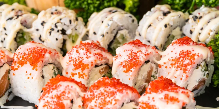 Pestré sushi sety u Stodolní: 24–70 rolek s rybami i zeleninou