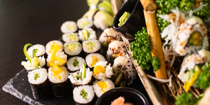 Pestré sushi sety u Stodolní: 24–70 rolek s rybami i zeleninou