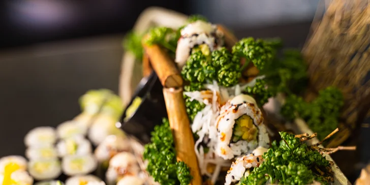 Pestré sushi sety u Stodolní: 24–70 rolek s rybami i zeleninou
