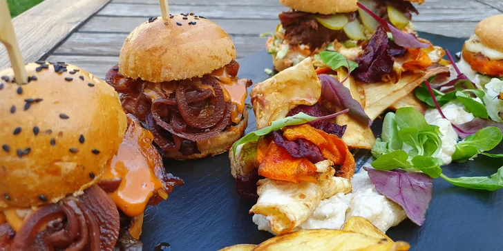 Variace miniburgerů pro 2 osoby: s krkovičkou, hovězí i dýňový a k tomu chipsy a majonéza
