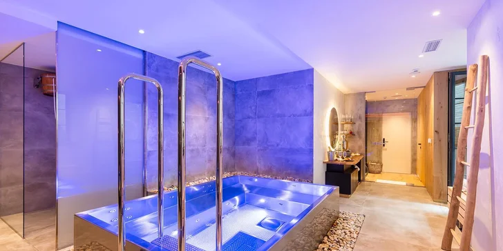 Privátní wellness v designovém hotelu na Novém Městě: sauna i vířivka a občerstvení