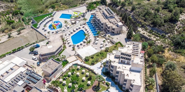 Letecky na Rhodos: 3* resort na klidném místě s aquaparkem a all inclusive