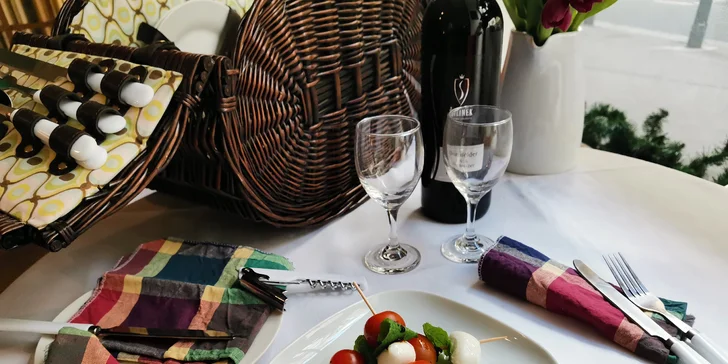 Piknikové koše dle výběru: tortilly i řízečky a špízy, na zapití lahev vína či domácí limonáda
