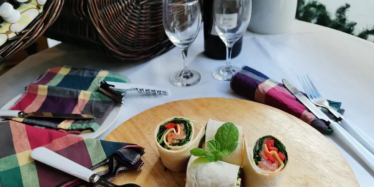 Piknikové koše dle výběru: tortilly i řízečky a špízy, na zapití lahev vína či domácí limonáda