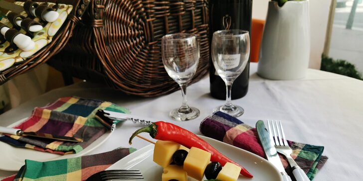 Piknikové koše dle výběru: tortilly i řízečky a špízy, na zapití lahev vína či domácí limonáda