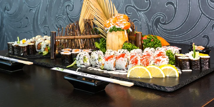 Pestré sushi sety u Stodolní: 24–70 rolek s rybami i zeleninou