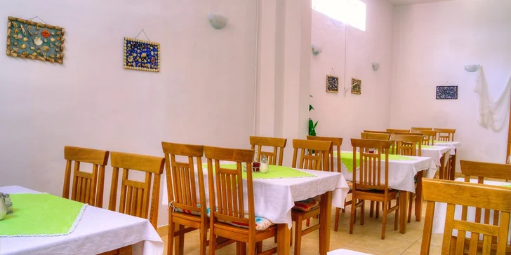 Snídaně jsou kontinentální, večeře si budete vybírat ze dvou menu. Majitelé sami pěstují ovoce a zeleninu. 