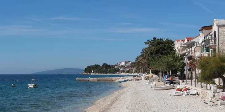 Do centra městečka je to 300 metrů. Po pobřežní promenádě dojdete (nebo na in-line bruslích dojedete) do letoviska Gradac. 