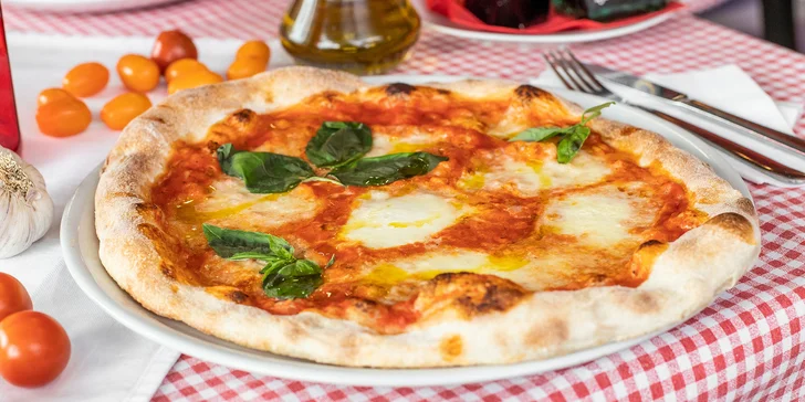 Pravá talianska pizza pripravená pizza majstrom z Neapola