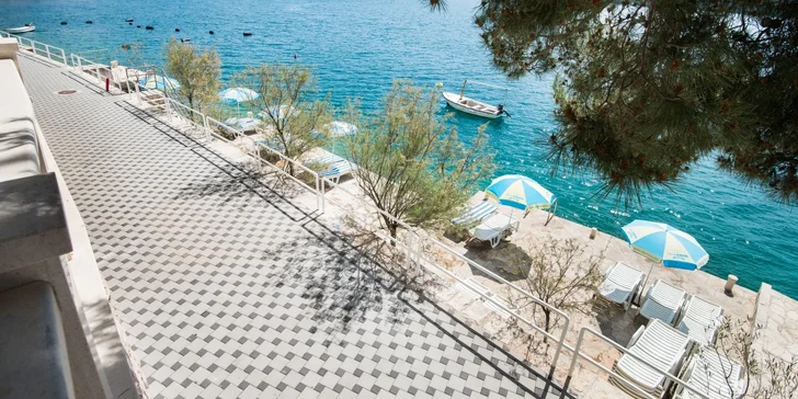 Hotel ponúka súkromnú pláž hneď pod promenádou.