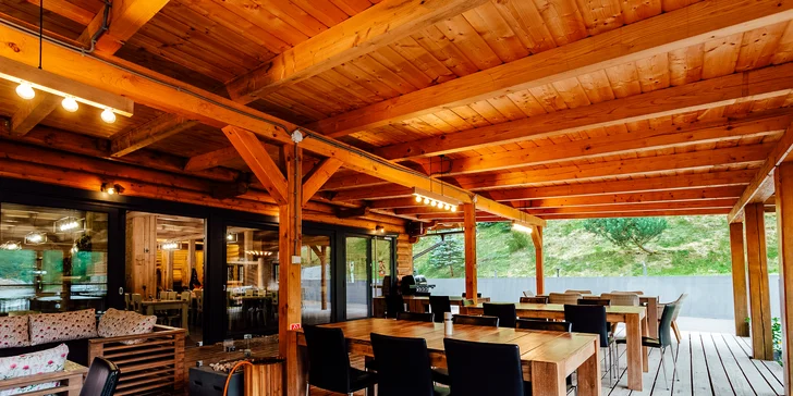 V balíčku je polopenze, která se podává v krásné restauraci. Snídaně i večeře jsou bufetové.