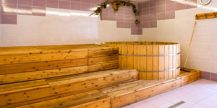 Romantika pro dva: wellness ve vířivém sudu s mísou ovoce, sektem nebo pečenými žebry