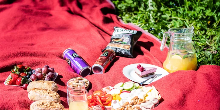 Piknikové koše pro 2–4 osoby: raw dezerty, sendviče, smoothie i limonády a veškeré vybavení