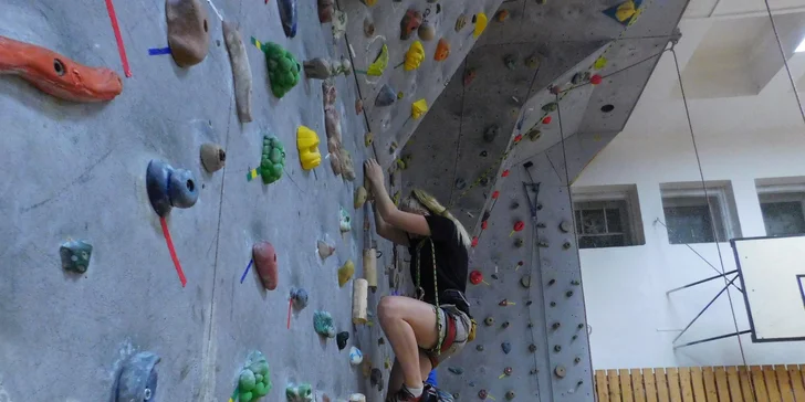 2 hodiny na lezecké stěně pro 1 nebo 2 osoby vč. zapůjčení jisticích pomůcek