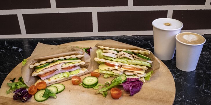 Sandwich a káva dle výběru pro 1 či 2 osoby: latte i americano a k tomu šunkový, sýrový či s mozzarellou