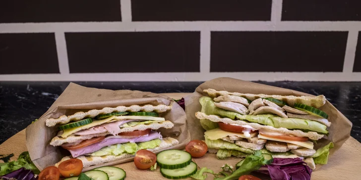 Sandwich a káva dle výběru pro 1 či 2 osoby: latte i americano a k tomu šunkový, sýrový či s mozzarellou