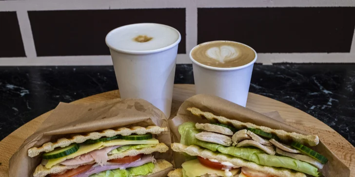 Sandwich a káva dle výběru pro 1 či 2 osoby: latte i americano a k tomu šunkový, sýrový či s mozzarellou