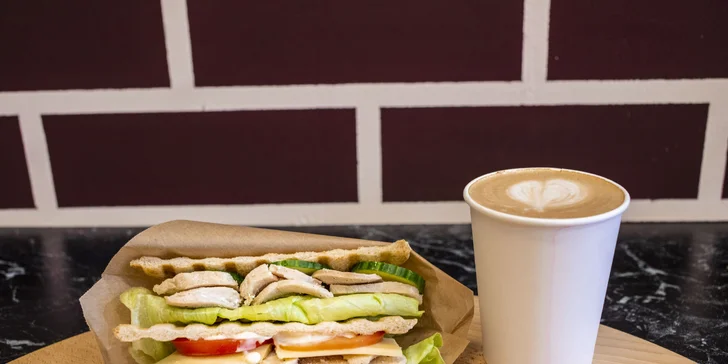Sandwich a káva dle výběru pro 1 či 2 osoby: latte i americano a k tomu šunkový, sýrový či s mozzarellou