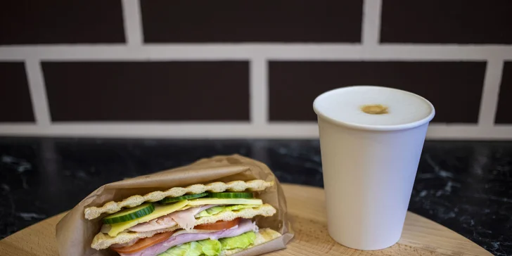 Sandwich a káva dle výběru pro 1 či 2 osoby: latte i americano a k tomu šunkový, sýrový či s mozzarellou