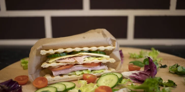 Sandwich a káva dle výběru pro 1 či 2 osoby: latte i americano a k tomu šunkový, sýrový či s mozzarellou