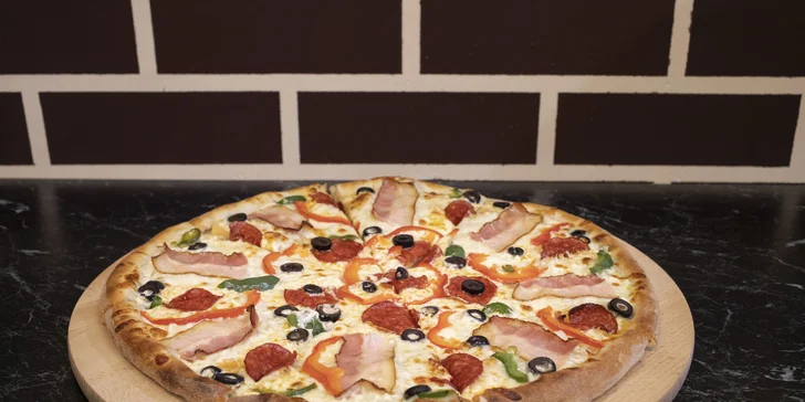 Pizza o průměru 32–40 cm dle výběru: prosciutto e funghi, quattro formagi i diavola s chorizem