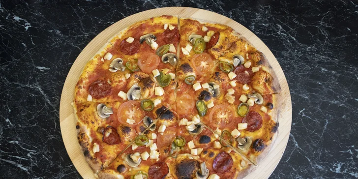 Pizza o průměru 32–40 cm dle výběru: prosciutto e funghi, quattro formagi i diavola s chorizem