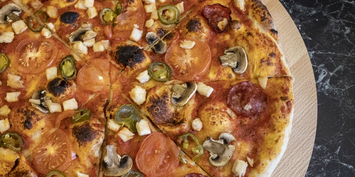 Pizza o průměru 32–40 cm dle výběru: prosciutto e funghi, quattro formagi i diavola s chorizem