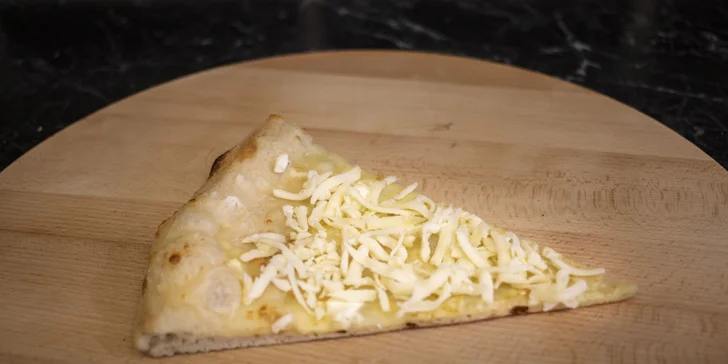 Pizza o průměru 32–40 cm dle výběru: prosciutto e funghi, quattro formagi i diavola s chorizem