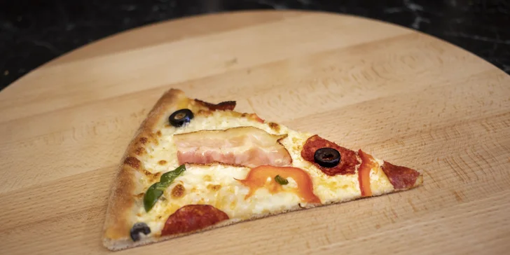 Pizza o průměru 32–40 cm dle výběru: prosciutto e funghi, quattro formagi i diavola s chorizem