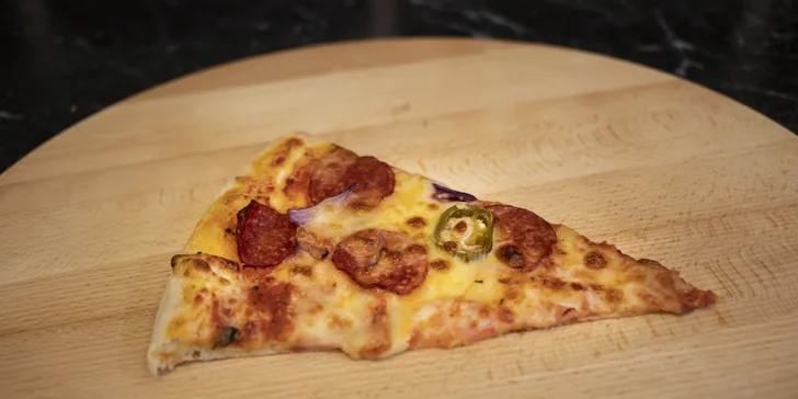 Pizza o průměru 32–40 cm dle výběru: prosciutto e funghi, quattro formagi i diavola s chorizem