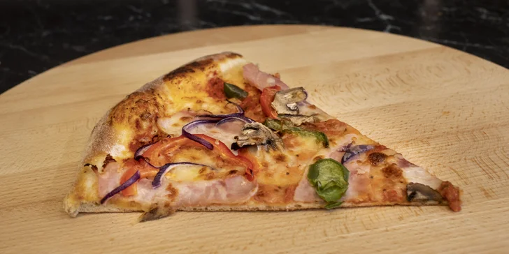 Pizza o průměru 32–40 cm dle výběru: prosciutto e funghi, quattro formagi i diavola s chorizem