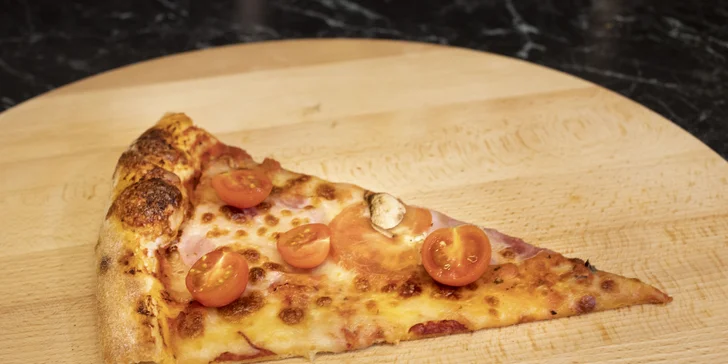 Pizza o průměru 32–40 cm dle výběru: prosciutto e funghi, quattro formagi i diavola s chorizem