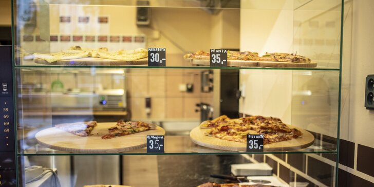 Pizza o průměru 32–40 cm dle výběru: prosciutto e funghi, quattro formagi i diavola s chorizem