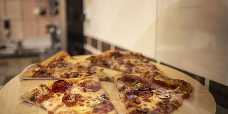 Pizza o průměru 32–40 cm dle výběru: prosciutto e funghi, quattro formagi i diavola s chorizem