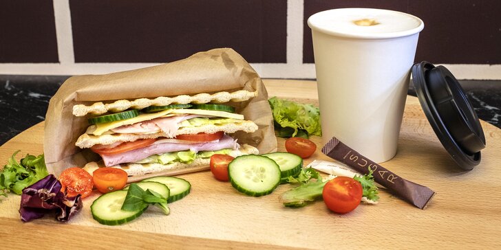 Sandwich a káva dle výběru pro 1 či 2 osoby: latte i americano a k tomu šunkový, sýrový či s mozzarellou
