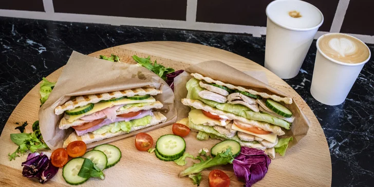 Sandwich a káva dle výběru pro 1 či 2 osoby: latte i americano a k tomu šunkový, sýrový či s mozzarellou