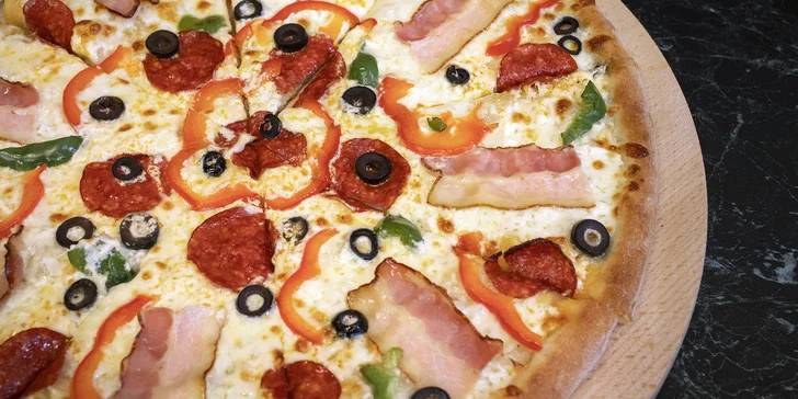 Pizza o průměru 32–40 cm dle výběru: prosciutto e funghi, quattro formagi i diavola s chorizem