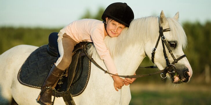 Vyjížďka na koni pro dospělé nebo na malém poníkovi pro děti do 14 let