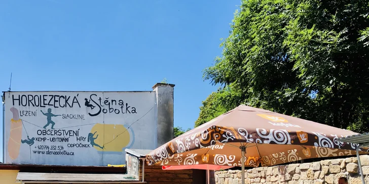 Celodenní vstupné na lezeckou stěnu pro dospělé i s dětmi, kromě lezení třeba taky beachvolejbal