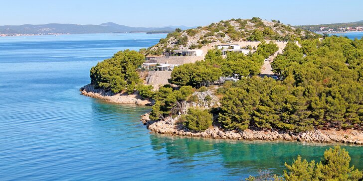 Dovolená pod Zadarem: rodinný hotýlek s venkovním bazénem, 300 m od písečné pláže, snídaně